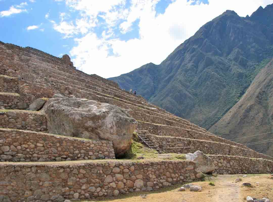 Um deles foi o conquistador Atilano de Anaya, que, depois de atravessar a ponte de Chuquisaca, foi capturado e executado junto com sua escolta pelo general inca Curi Paucar. 