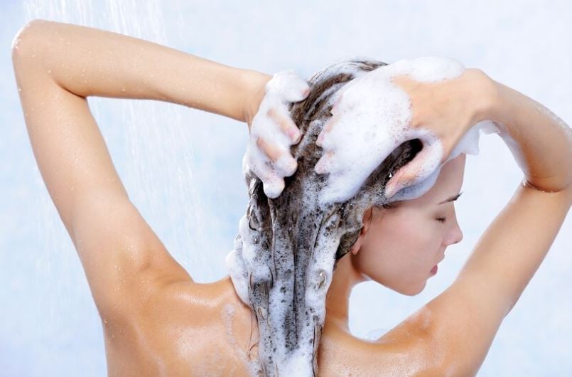 A limpeza do cabelo deve ser feita conforme o tipo do fio. Portanto, a escolha dos produtos certos e o modo de usar afetam diretamente a manutenção do couro cabeludo. 