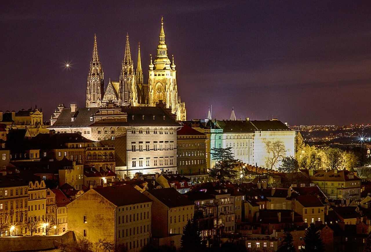 Castelo de Praga (Pražský hrad) - Fundado no século IX, o Castelo de Praga é o maior castelo antigo do mundo. É um complexo de palácios, igrejas e jardins que inclui a Catedral de São Vito, o Palácio Real e a Basílica de São Jorge. Foi a sede dos reis da Boêmia e hoje é a residência oficial do presidente tcheco.