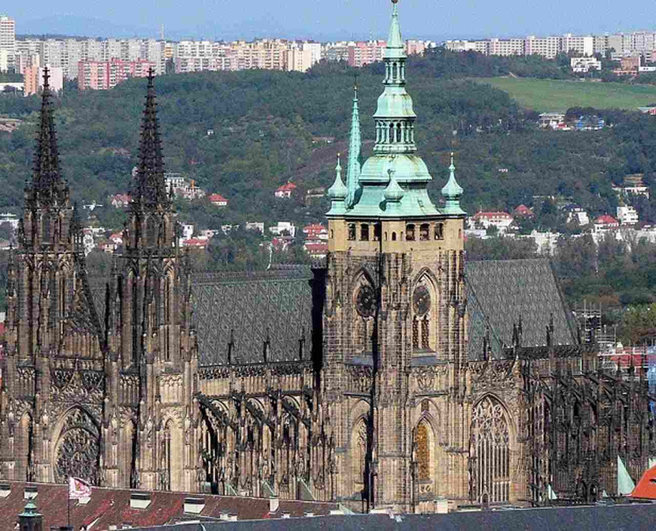 Capital da República Tcheca, Praga é uma cidade excelente para quem visita a Europa e quer ver lugares repletos de simbolismo e história. Confira alguns dos principais pontos turísticos da região: 