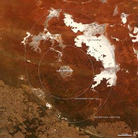 South Australia (Austrália) - A Cratera de Acraman, formada há 580 milhões de anos, tem 90 km de diâmetro com trechos erodidos que misturam lago e deserto, com diferentes elevações. 
