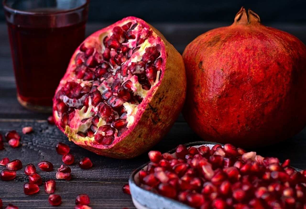 Outro benefício interessante da romã é sua ação no combate ao câncer. Pesquisas de laboratório sugerem que o extrato de romã pode inibir a reprodução das células do câncer de mama e próstata, retardando o crescimento tumoral.