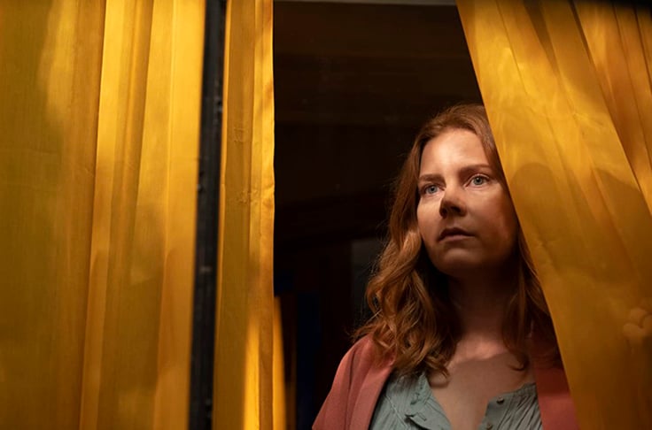 A atriz trabalhou no Hooters, que tem um uniforme para as funcionárias: short laranja e camiseta decotada. Na época, ela tinha concluído o ensino médio e tentava lançar a carreira de atriz.  