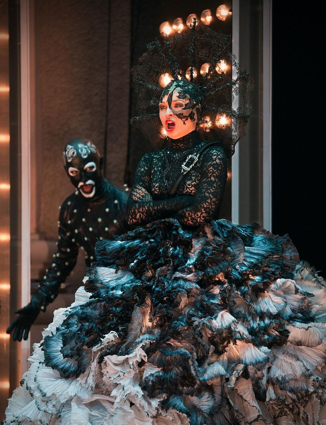 A Flauta Mágica, K. 620 é uma ópera que combina elementos de fantasia e simbolismo, famosa por suas árias memoráveis.