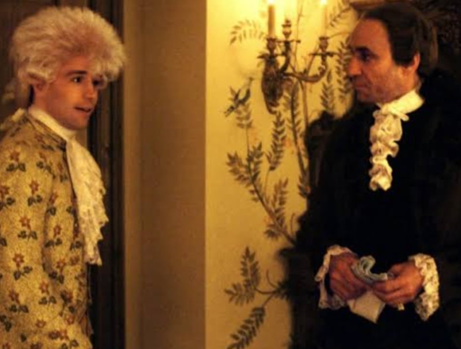 O filme ressalta a rivalidade entre Mozart e Antonio Salieri, compositor de prestígio na época, que se viu diante da genialidade de um jovem que respirava música e era capaz de criar peças magníficas.. 