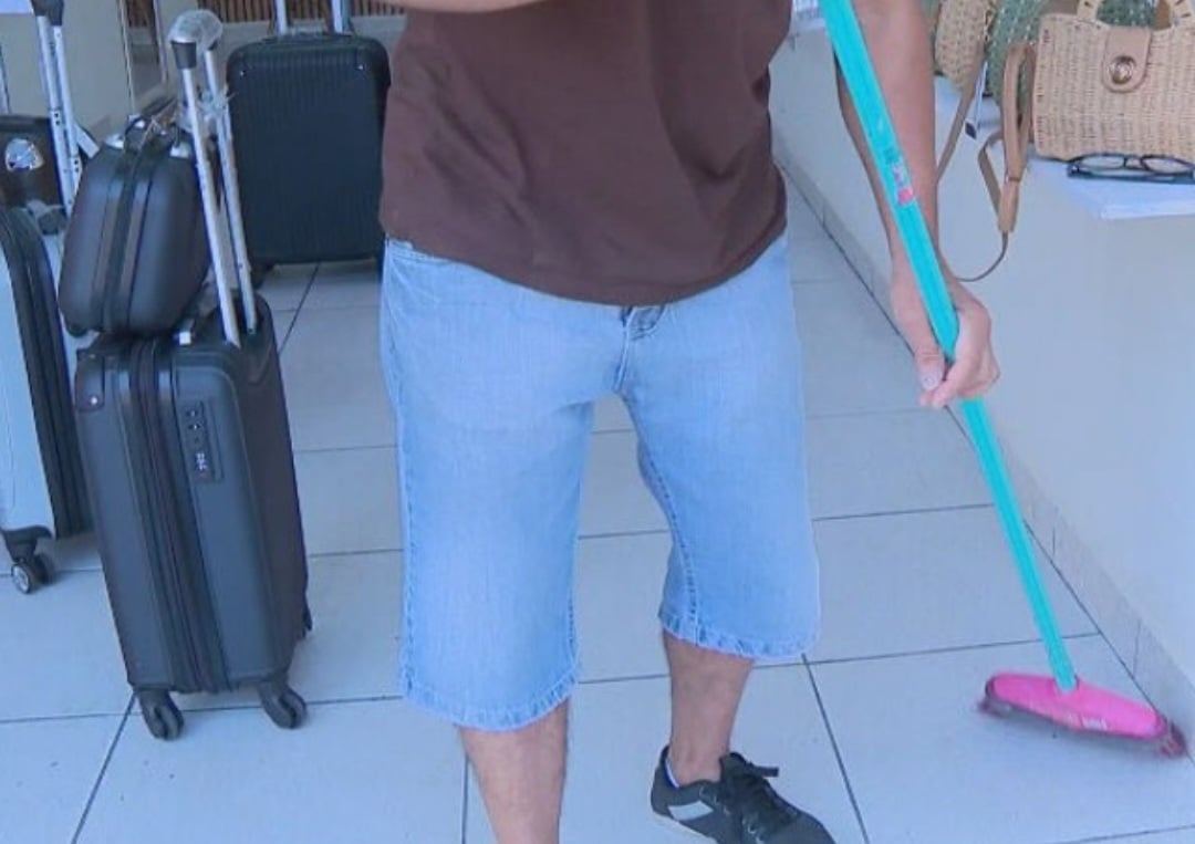 Moradores e comerciantes 
fazem varredura com frequência para evitar que os escorpiões  permaneçam nos ambientes.