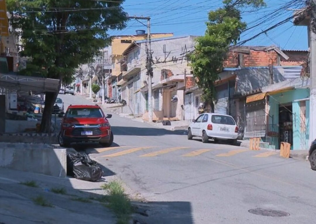 A Rua Doutor Rubens Rebouças de Carvalho, no bairro Portal DOeste, é uma das mais atingidas. Fica na zona norte da cidade e moradores reclamam de infestação.
