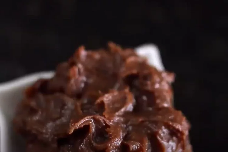 As tâmaras podem ser um excelente substituto do açúcar em receitas de panificação. Quando trituradas, elas se transformam em uma pasta doce que pode ser facilmente incorporada em receitas de pães, bolos e biscoitos.