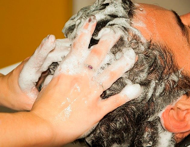 Um shampoo adequado pode ajudar a combater a seborreia, que causa a descamação do couro cabeludo. Após aplicar o produto, é importante fazer movimentos circulares de massagem na cabeça. 