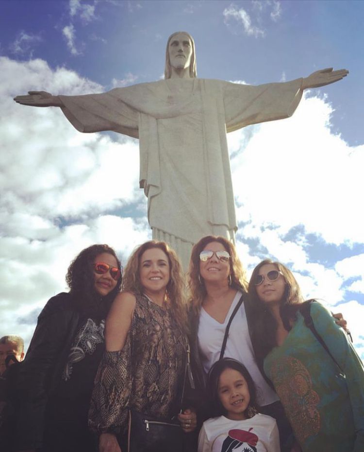 Daniela Mercury - Apesar de já ser mãe biológica de dois filhos, a cantora adotou mais três meninas, Maria, Alice e Ana Isabel.