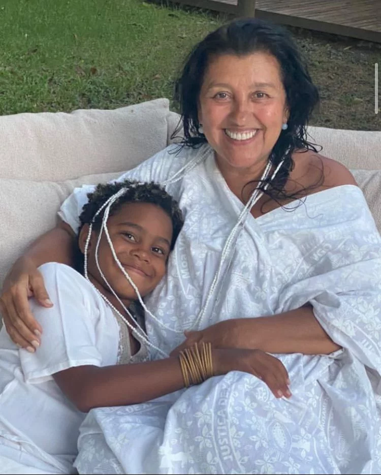 Regina Casé - Adotou o menino Roque em 2013, que na época tinha cinco meses de vida. Ela já era mãe biológica de Benedita.