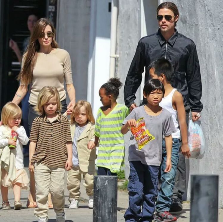 Brad Pitt e Angelina Jolie - Fora toda a confusão envolvendo o divórcio dos dois atores, eles adotaram três crianças enquanto estiveram juntos: uma do Vietnã, uma do Camboja e outra nascida na Etiópia.