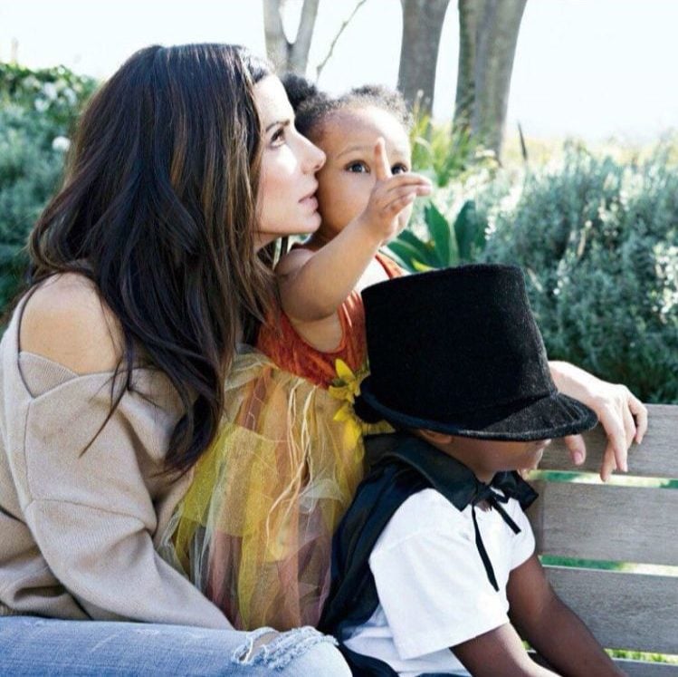 Sandra Bullock - Em uma entrevista a atriz disse que “você se torna uma mãe para sempre” a partir do momento que decide aceitar o amor dos filhos. Ela adotou dois: Laila e Louis.