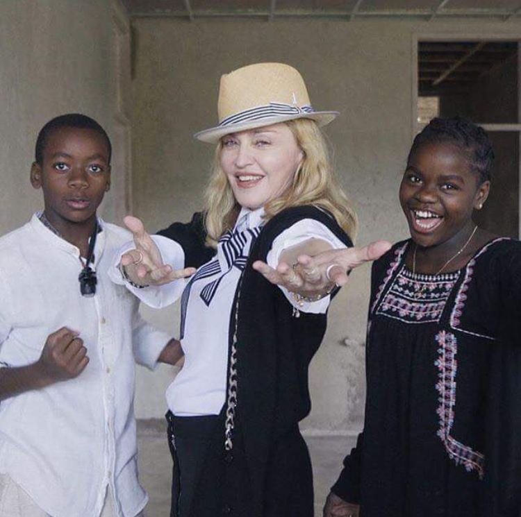 Madonna - Uma das divas do pop, a cantora já adotou quatro crianças: David, em 2006, Mercy, em 2009, e as gêmeas Esther e Stella, em 2017. A cantora já tinha dois filhos biológicos: Lourdes Maria e Rocco Ritchie.