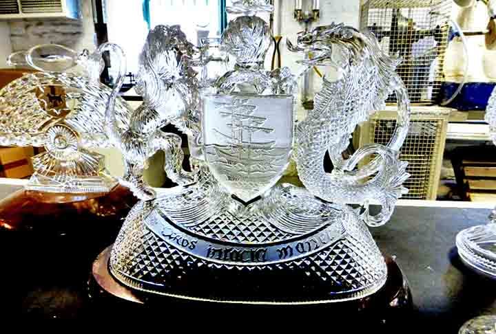 Waterford, Irlanda: O cristal de Waterford é conhecido por sua nitidez e design intrincado. É usado em taças, prêmios e troféus de prestígio. A marca foi fundada em 1783 e é sinônimo de elegância.
