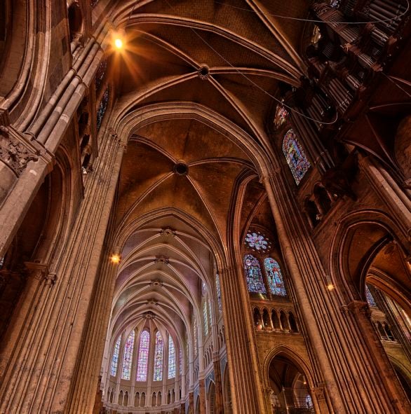 Também chamada de Notre Dame de Chartres, a catedral se tornou referência na arquitetura gótica da França. Os visitantes costumam dizer que sua paisagem é misteriosa.