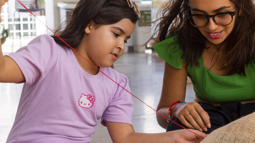 Fortaleza- CE, Brasil, 22-12-24: Oficina de bordado entretem crian&ccedil;as na Esta&ccedil;&atilde;o das Artes. Na foto, Talita K&eacute;ssia, uma das artistas repons&aacute;veis pelo espa&ccedil;o, auxilia crian&ccedil;a com bordado. (Fotos: Lorena Louise / Especial para O POVO)  