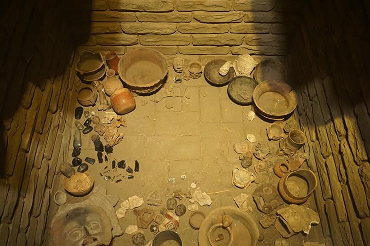 Artefatos da vida cotidiana como armas de caça, utensílios de cozinha, entre outros que viraram destroços, contribuem para datar em qual período da história este povo habitou esta cidade 