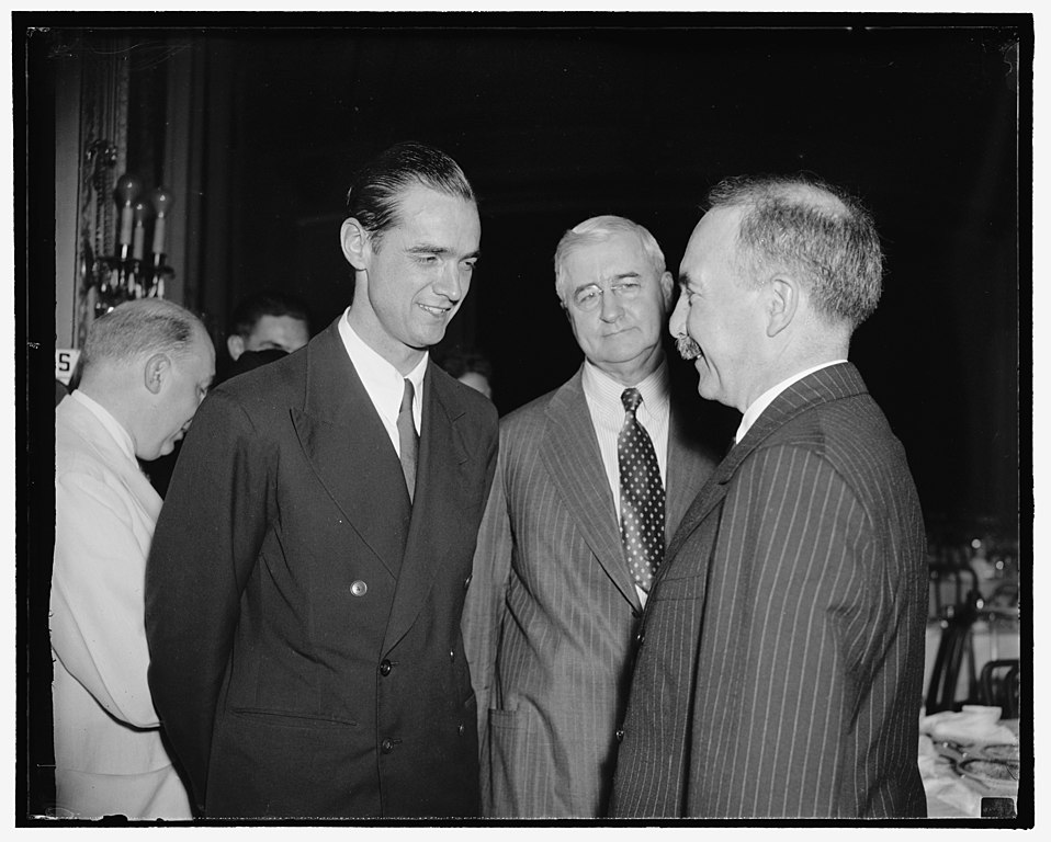 Hughes nasceu em 24 de dezembro de 1905 nos Estados Unidos, mais precisamente em Humble, Texas. Ele foi aviador, engenheiro aeronáutico, produtor e diretor de cinema.