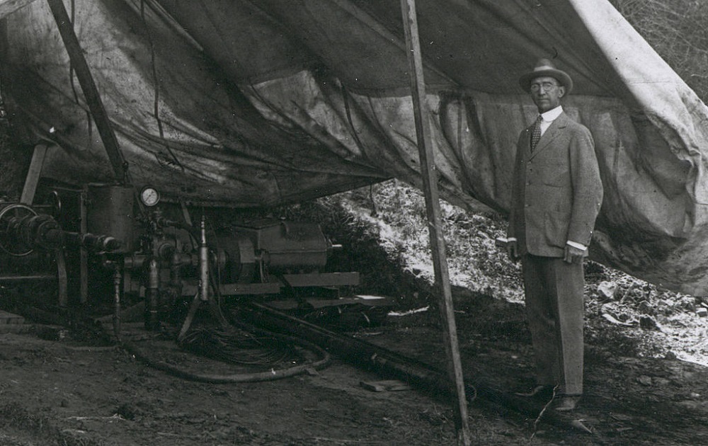 Após a morte da mãe, Allene Hughes, e do pai, Howard R. Hughes Sr., (foto) em um curto espaço de dois anos, Howard se tornou órfão ainda aos 19 anos de idade. 