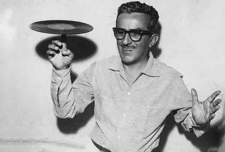 Abelardo Barbosa começou sua trajetória no rádio nos anos 40, época em que recebeu o apelido de Chacrinha que o acompanharia por toda a carreira. 
