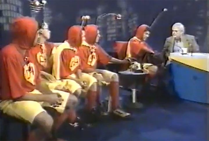 A banda deu uma entrevista super divertida ao apresentador Jô Soares, quando ele ainda estava no SBT. Era o programa 'Jô Soares 11 e meia'.