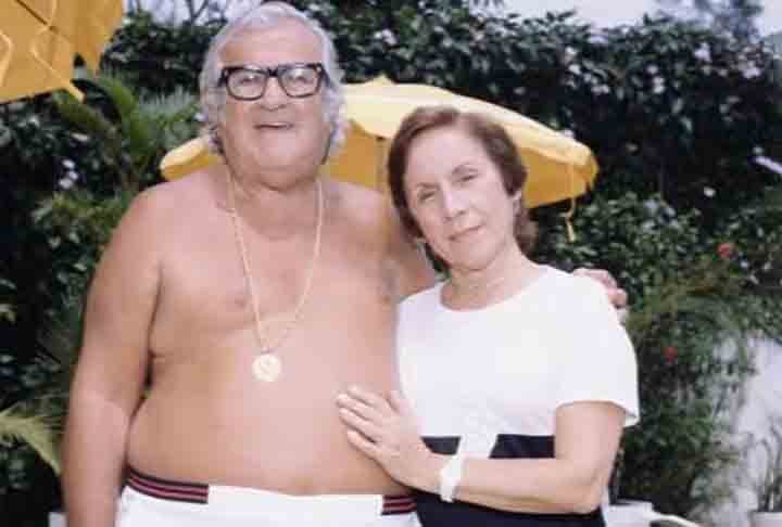 Em 1947, Chacrinha casou-se com Florinda Barbosa, com quem teve três filhos. A viúva do Velho Guerreiro faleceu em 2020, aos 99 anos, após sofrer uma parada cardíaca quando estava dormindo. 