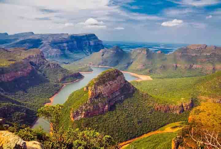 O pais é repleto de paisagens deslumbrantes, vida selvagem fascinante, cultura vibrante e curiosidades únicas. Desde a Cidade do Cabo até a emocionante Rota Jardim, o encontro com a vida selvagem no Parque Nacional Kruger e as degustações nas vinícolas de Stellenbosch,
