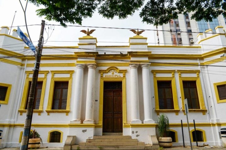 O Museu Histórico, Artístico e Folclórico Ruy Menezes, por exemplo, é um ponto turístico importante, preservando a memória e a história da região. 
