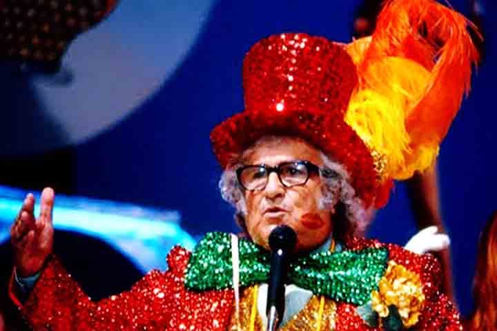 No dia 30 de junho de 1988, o Brasil despediu-se de Chacrinha, um dos mais célebres comunicadores do país. O apresentador morreu aos 70 anos, vítima de infarto. Saiba sobre essa figura que fez história na TV.
