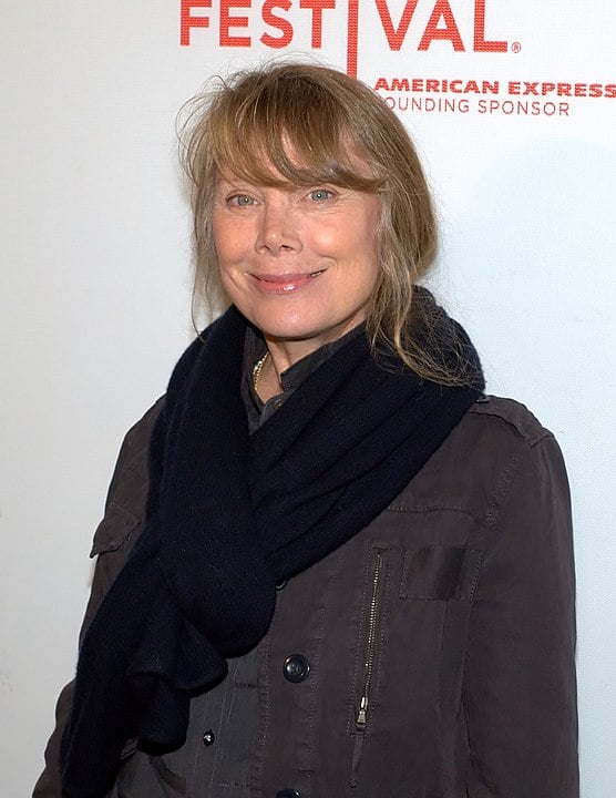 Sissy Spacek (Atriz)- Nascida em 25/12/1949 no Texas, Estados Unidos, a atriz é mundialmente conhecida por seu papel em   Carrie, a Estranha (1976), que lhe rendeu um Oscar. E fez diversos outros trabalhos. Entre eles, O Destino Mudou Sua Vida(1980) e O Chamado 2, em que aparece como mãe de Samara. 