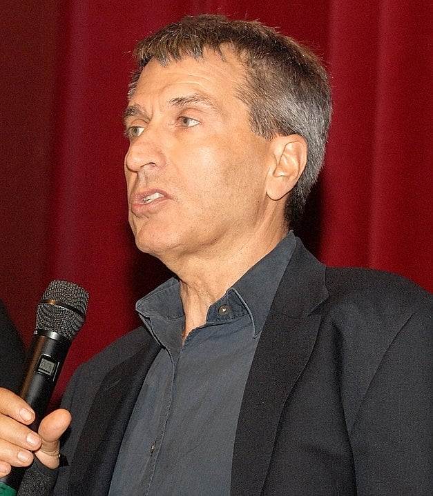Nicholas Meyer (escritor)- Americano, nasceu em 24/12/1945. É cineasta e escritor, conhecido por dirigir filmes como Jornada nas Estrelas II: A ira de Khan (1982),  Jornada nas estrelas VI: A terra desconhecida(1991)e Atração Fatal(1987).