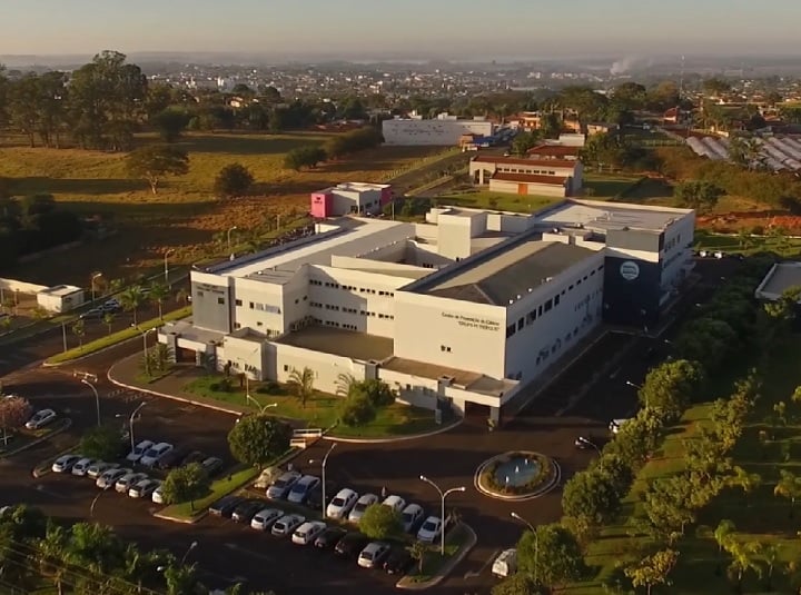 A cidade também é conhecida por seu polo de saúde, com destaque para o Hospital de Câncer de Barretos, que é referência nacional no tratamento oncológico e realiza atendimentos de alta complexidade a pacientes de todo o país.