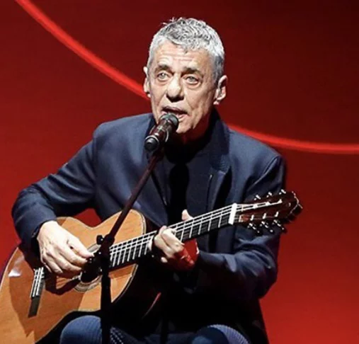 Chico Buarque - O cantor e compositor carioca, criado em família católica, estudou em colégio de padres. Mas, com o tempo, mudou. Eu simplesmente perdi a fé. Mas não faço disso uma bandeira, diz. 