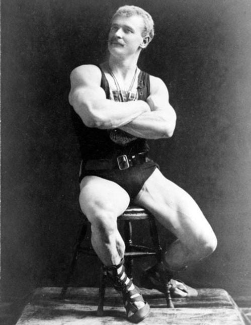 Considerado o pai do fisiculturismo moderno, Eugene Sandow foi um forte homem alemão que popularizou a ideia de exibir o físico muscular. 