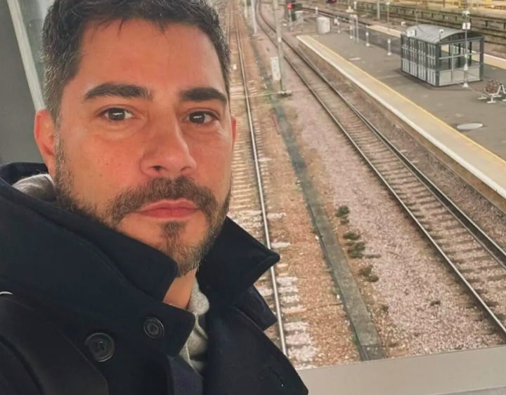 A condição fez com que ele perdesse mais de 20 quilos em um curto período de três semanas. 