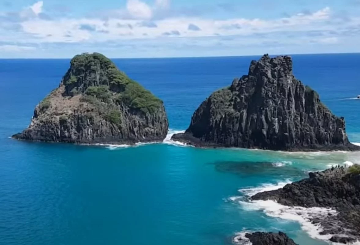 6° lugar: Fernando de Noronha - Pernambuco - Área territorial: 18,609 km².  População: 3.100 habitantes. Arquipélago paradisíaco, referência em ecoturismo e preservação ambiental. Cabe destacar que Fernando de Noronha é  considerado um 'distrito' pernambucano. Tanto que não tem eleição municipal. 
