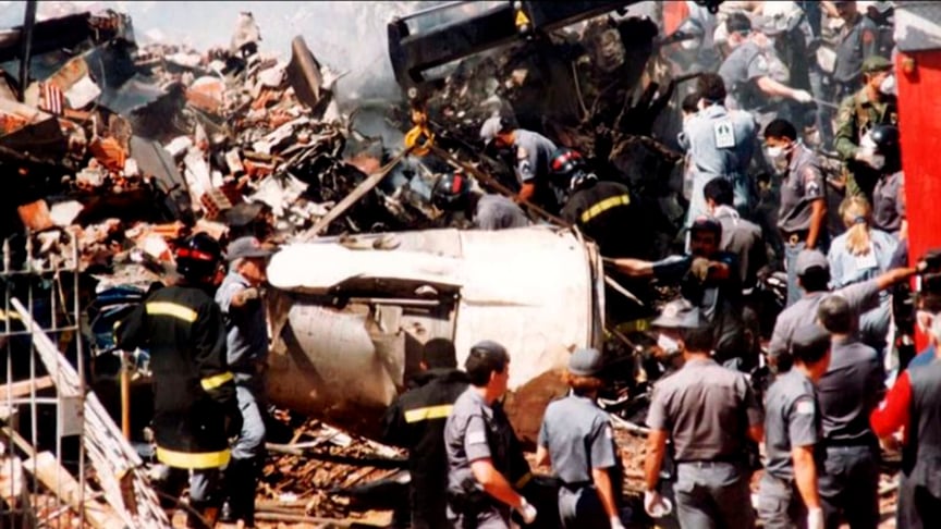  31/10/1996. Um Fokker 100 da TAM caiu na Rua Luís Orsini, em Jabaquara, São Paulo, causando a morte de 99 pessoas: todos os 96 passageiros e tripulantes, além de três pessoas no solo. O avião tinha saído de Caxias do Sul (RS) e ia para Recife, com escalas em Curitiba, São Paulo e Rio de Janeiro. 