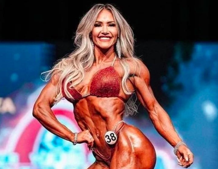 A brasileira já é considerada um fenômeno da categoria, sendo inclusive a atual tricampeã do Mrs. Olympia, principal competição da modalidade. 