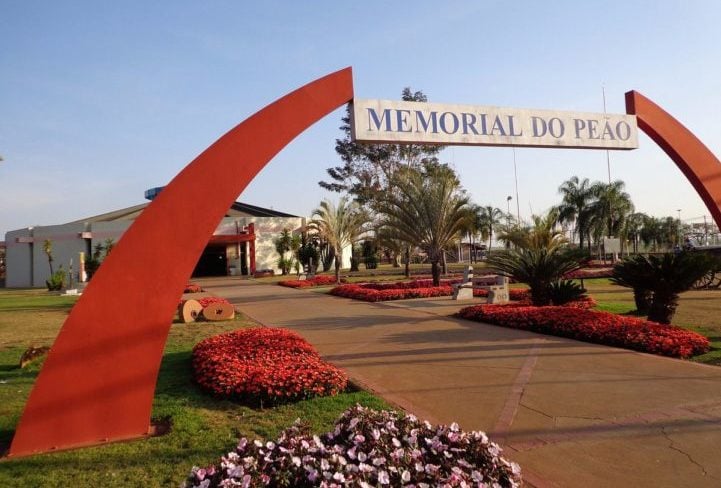 Em Barretos tem também o Memorial do Peão de Boiadeiro, que reúne peças históricas, fotografias e objetos que narram a trajetória do rodeio em Barretos e no Brasil.
