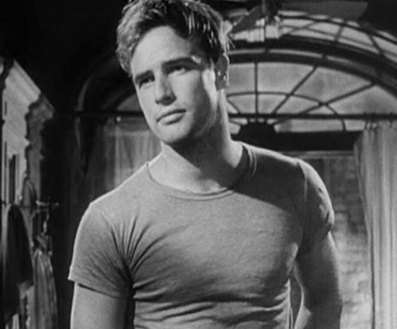 Marlon Brando (1924 - 2004) - Começou no teatro e na década de 50 passou para o cinema e logo ficou mundialmente conhecido com uma sequência de filmes. Na década de 70, voltou a ser escalado para grandes produções como ''O Poderoso Chefão''.