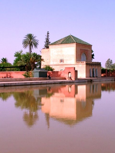 Medina de Marrakech (Marrocos) - Fundada em 1071, a cidade vermelha, como é chamada devido à cor predominante das construções, exerceu grande influência cultural, econômica e política no mundo islâmico. Mantém monumentos da época, como a Mesquita Cutubia e a Praça Jemaa El Fna. 