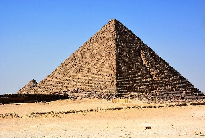Pirâmide de Miquerinos, Egito: É a menor das três pirâmides principais localizadas em Gizé, construídas durante o Antigo Egito. Com tem 66 metros de altura e 108,5 metros de largura, ela foi feita para ser o túmulo do faraó Miquerinos.  
