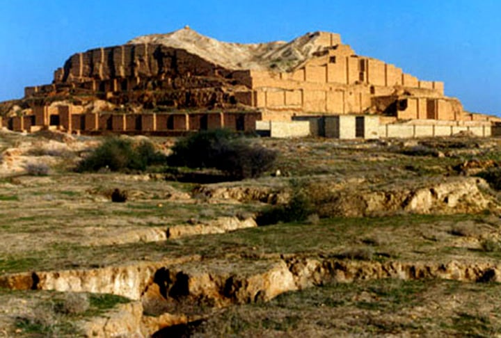 Pirâmide Zigurate de Ur, Iraque: Construída por volta de 2100 a.C., esse pirâmide servia como centro religioso e político da cidade. Embora tenha sido parcialmente destruída por saqueadores no século 19, ainda é uma das principais atrações turísticas da cidade.