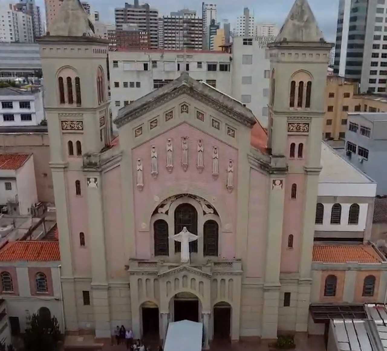 3° lugar: São Caetano do Sul - São Paulo - Área territorial: 15,331 km². População: 162 mil habitantes. Cidade com alto IDH e foco em educação e desenvolvimento industrial.
