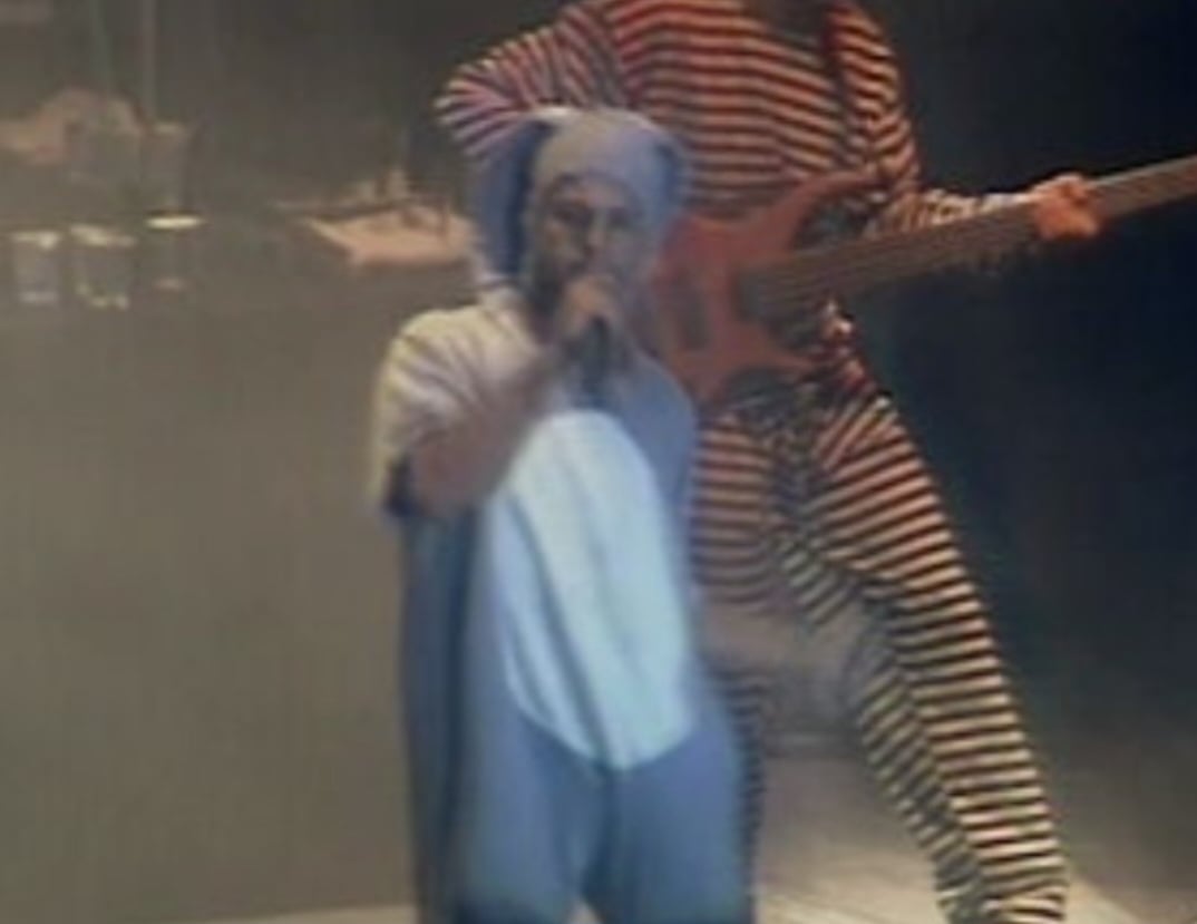 Está é uma das últimas imagens da banda, pois é do show dos Mamonas no estádio Mané Garrincha, em Brasília, que lotou com fãs. Dali eles partiram para a viagem que terminaria em tragédia. 