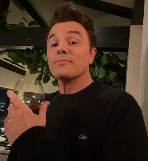 Seth MacFarlane - O criador das séries Uma Família da Pesada e American Dad , nascido em Connecticut, foi criado por católicos, mas não crê em Deus e costuma fazer piadas sobre religião nos programas.   