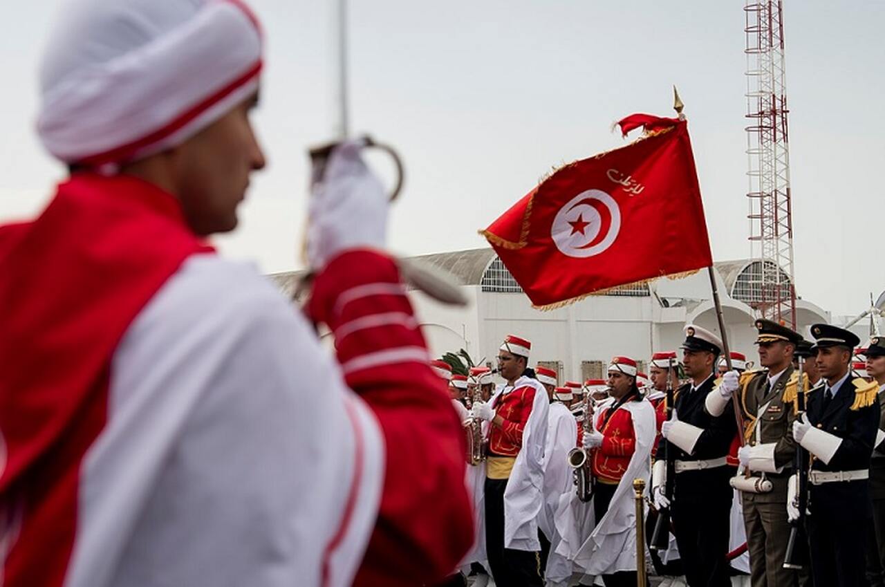Para situar historicamente: a Tunísia é um pequeno país do norte da África, com uma rica história que remonta aos antigos cartagineses e à colonização francesa. Tem população de cerca de 12 milhões de habitantes.