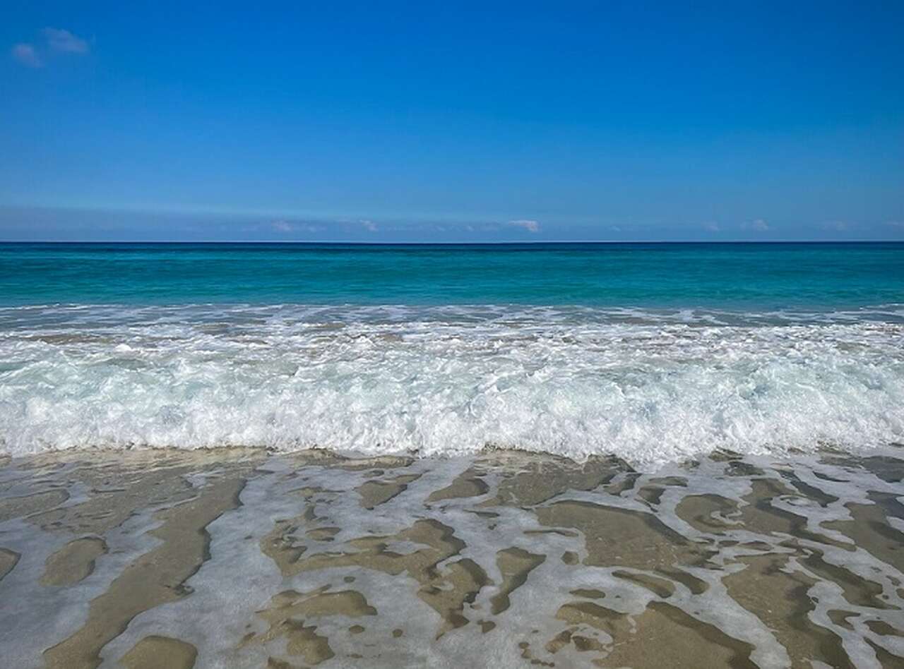 As praias da Tunísia enfrentam uma grave ameaça devido à erosão acelerada, impulsionada pela urbanização desordenada e mudanças climáticas.