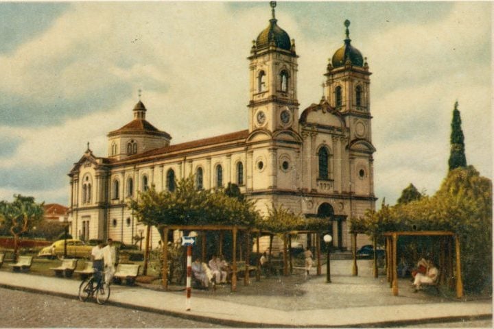 A imponente e bela Catedral do Divino Espírito Santo ostenta uma arquitetura gótica e vitrais coloridos, sendo um dos principais cartões-postais da cidade.